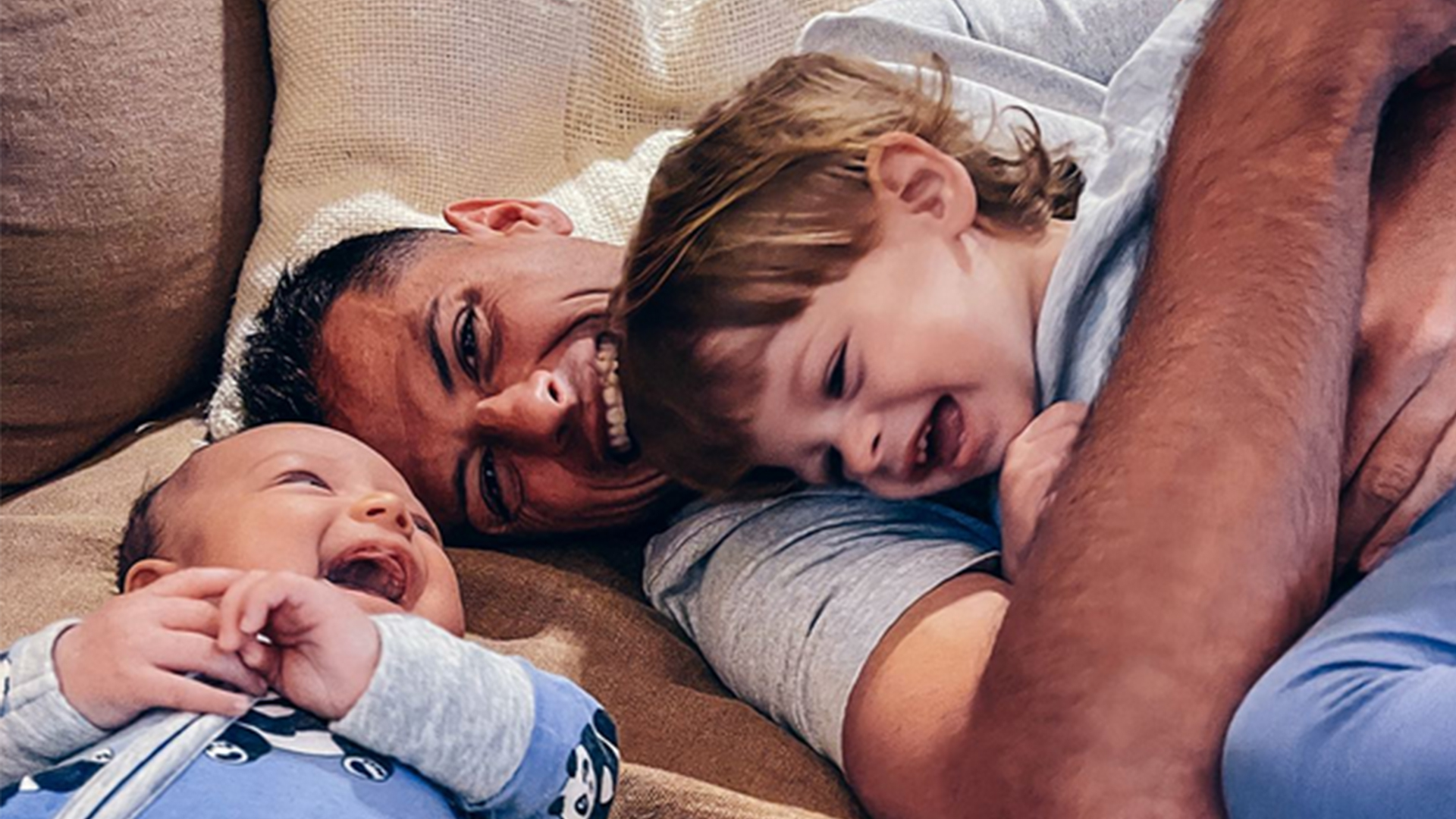 Chicharito with his children. (Credit: Instagram)