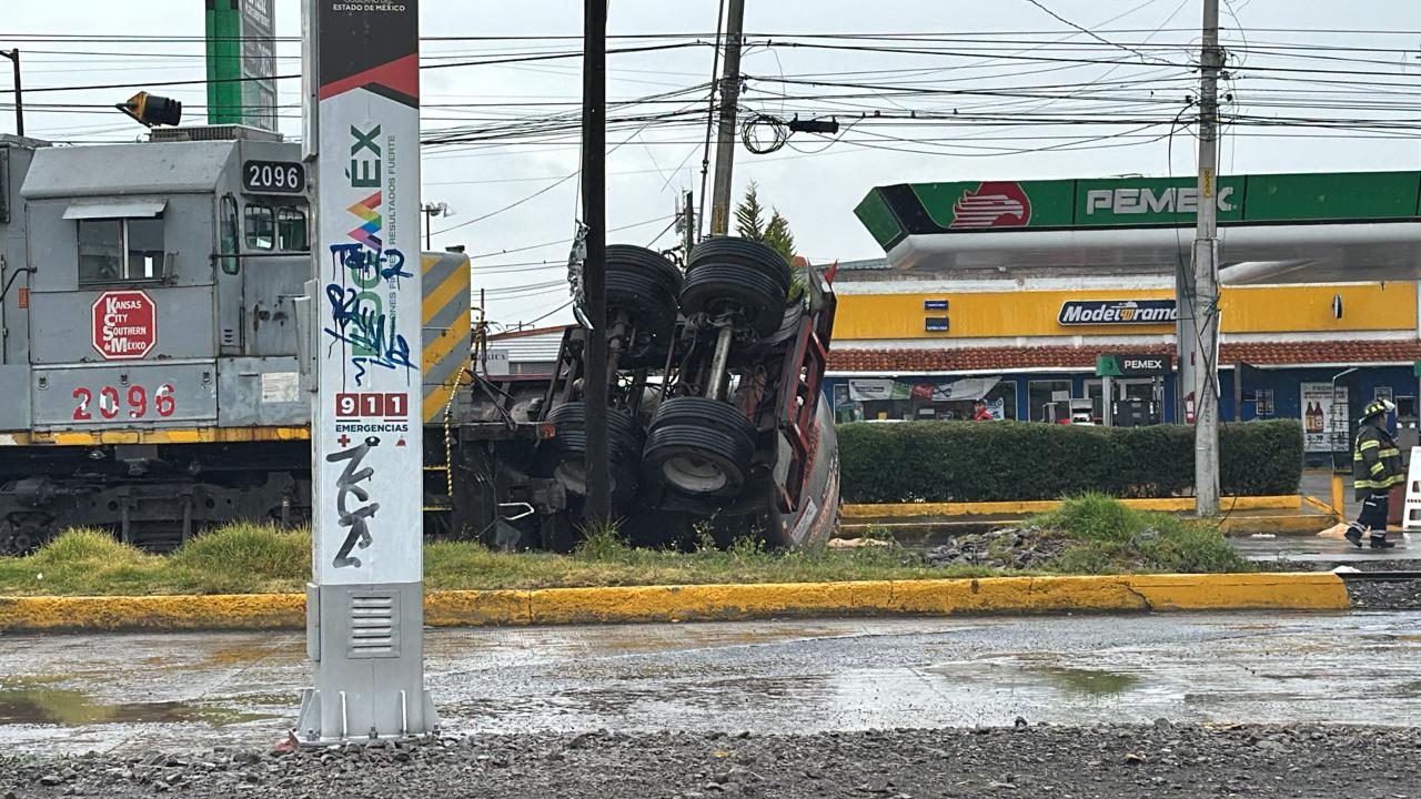 Pipa intenta ganarle el paso al tren y provoca aparatoso choque en Toluca Heraldo del Estado