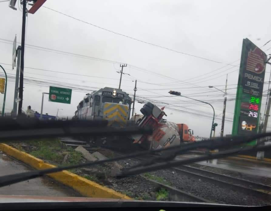 Pipa intenta ganarle el paso al tren y provoca aparatoso choque en Toluca Heraldo del Estado
