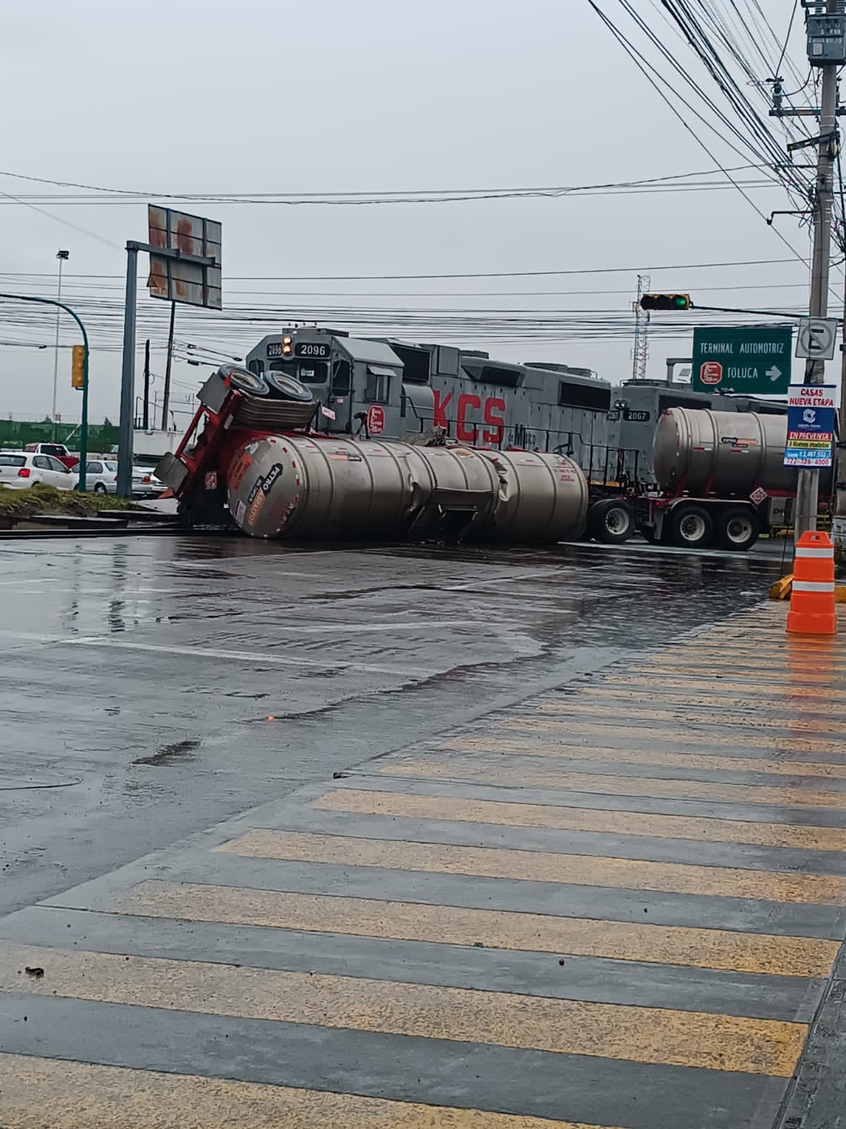 Pipa intenta ganarle el paso al tren y provoca aparatoso choque en Toluca Heraldo del Estado